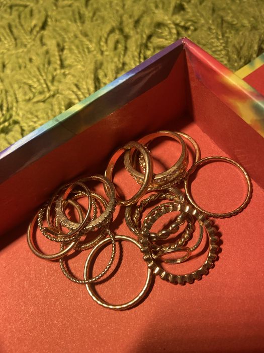 Aneis diversos em dourado