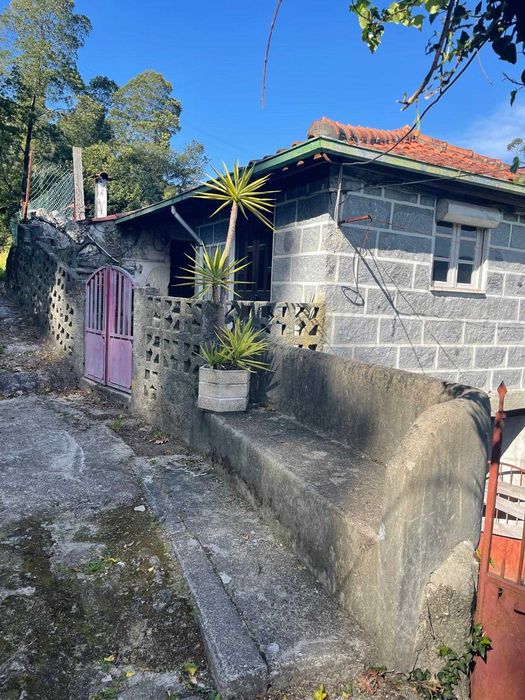Moradia em pedra para recontrução com vistas panoramicas.