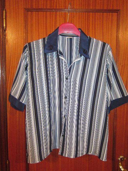 Blusa Azul Marinho e Branca às riscas com flores bordadas na gola Tam