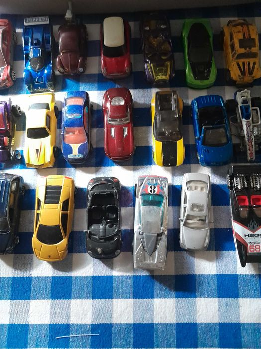 Coleção de 65 carrinhos da marca " Hotwheels "