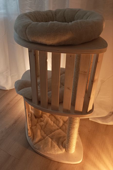 Ręcznie robiony drapak dla kota – 3-poziomowy, drewniany, stylowy