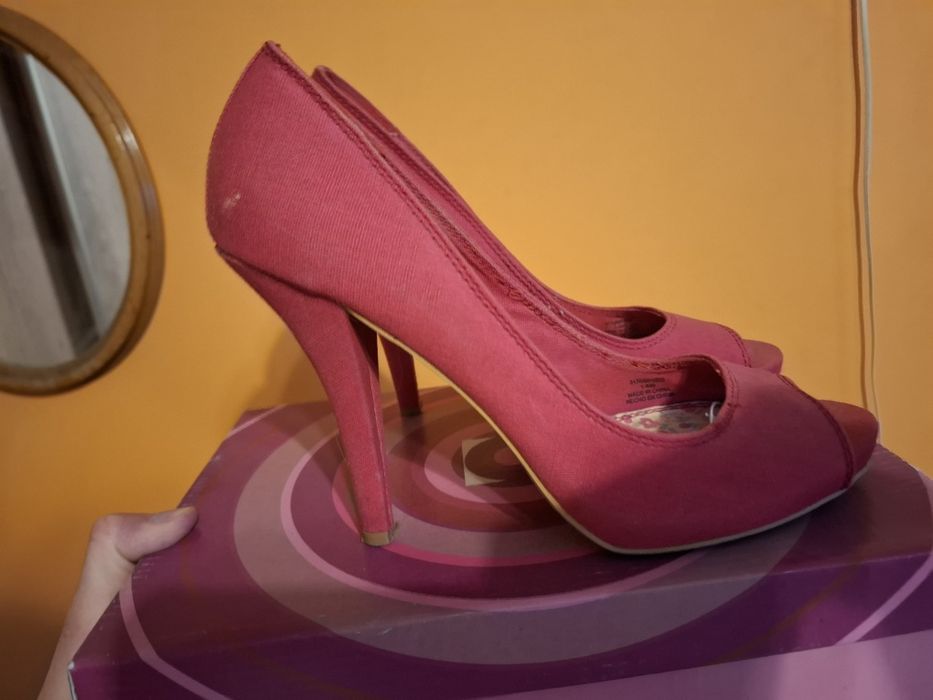 Zara- Czerwone materialowe buty na obcasie