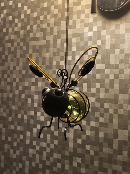 Lampka solarna w kształcie pszczoły