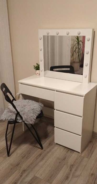 biała toaletka dla dziewczynki kosmetyczna z lustrem LED NOWA