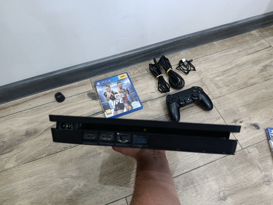Konsola PlayStation 4