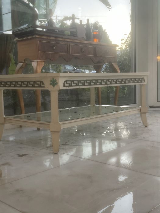 Varios moveis de sala de jantar e sala de estar