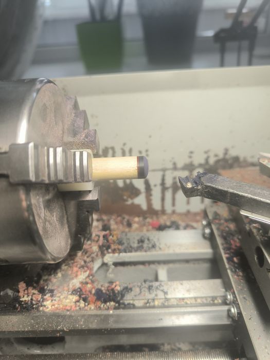 Приклейка, встановлення наклейки на більярдний кий