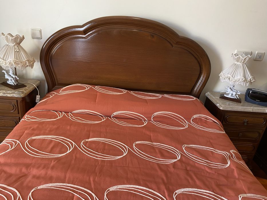 Quarto de casal em madeira de castanho! Com comoda com tampo em mármore e espelho e duas mesinhas de cabeceira com tampo em marmore! Colchão e estrado