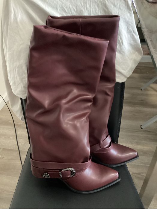 Botas novas bordeaux, 40, em caixa. Com salto, ver fotografias.