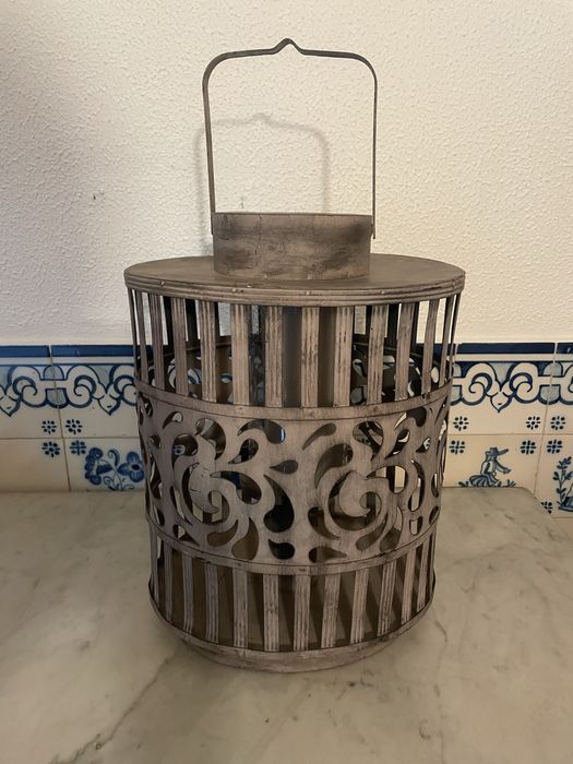 Vela com lanterna em metal