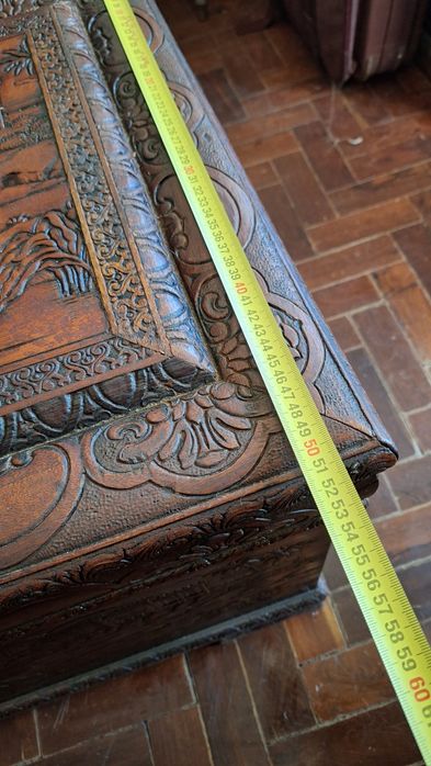 Arca em madeira entalhada