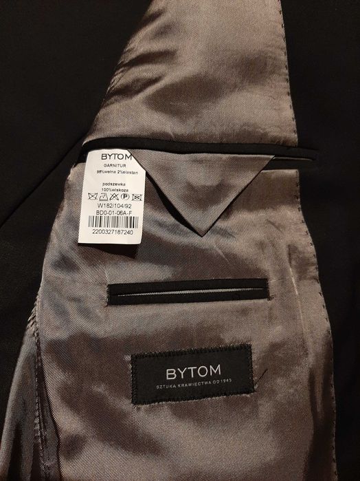 Elegancki czarny garnitur BYTOM