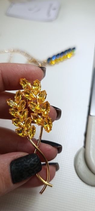 Брошка дівчина з калиною , брошка патріотична