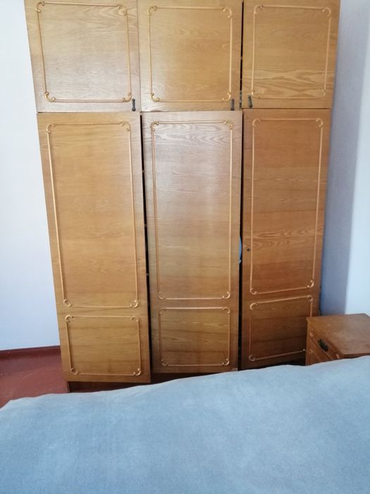 Продам спальний гарнітур,ліжко,шафа триверха,дві тумбочки,трюмо