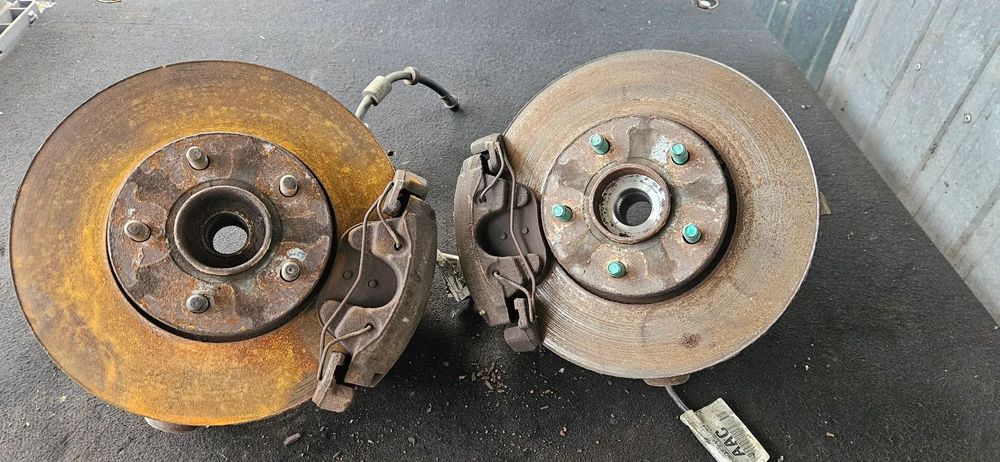 Tarcze hamulcowe przednie przód klocki Ford Focus Mk2