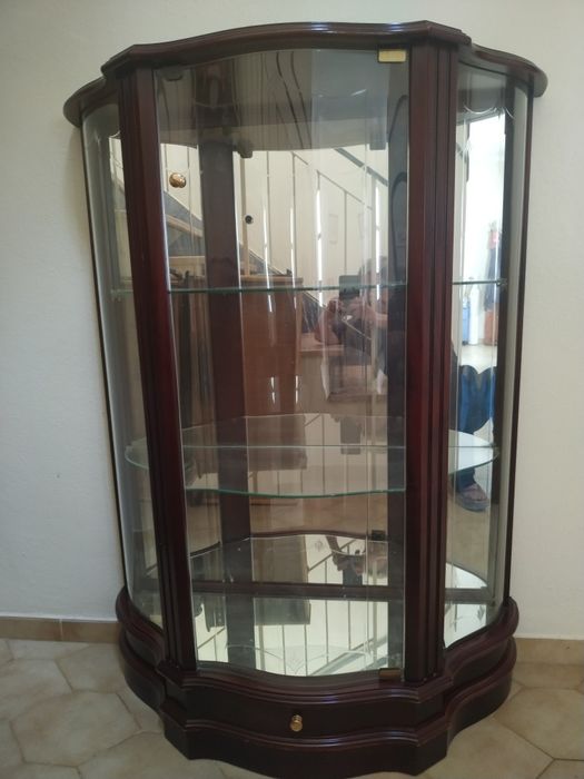 Cristaleira de mogno