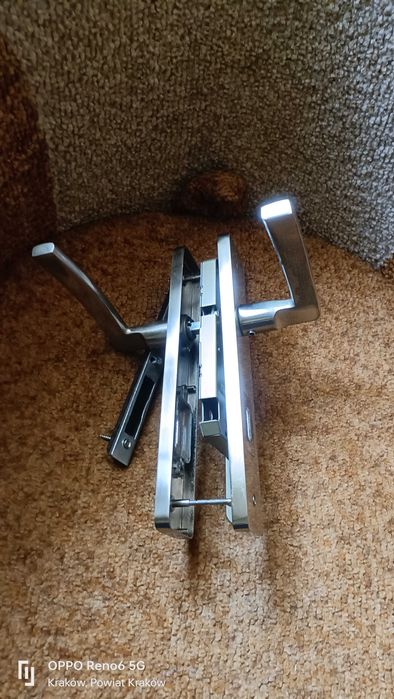 zamek do drzwi wewnętrznychz klamką osłonami