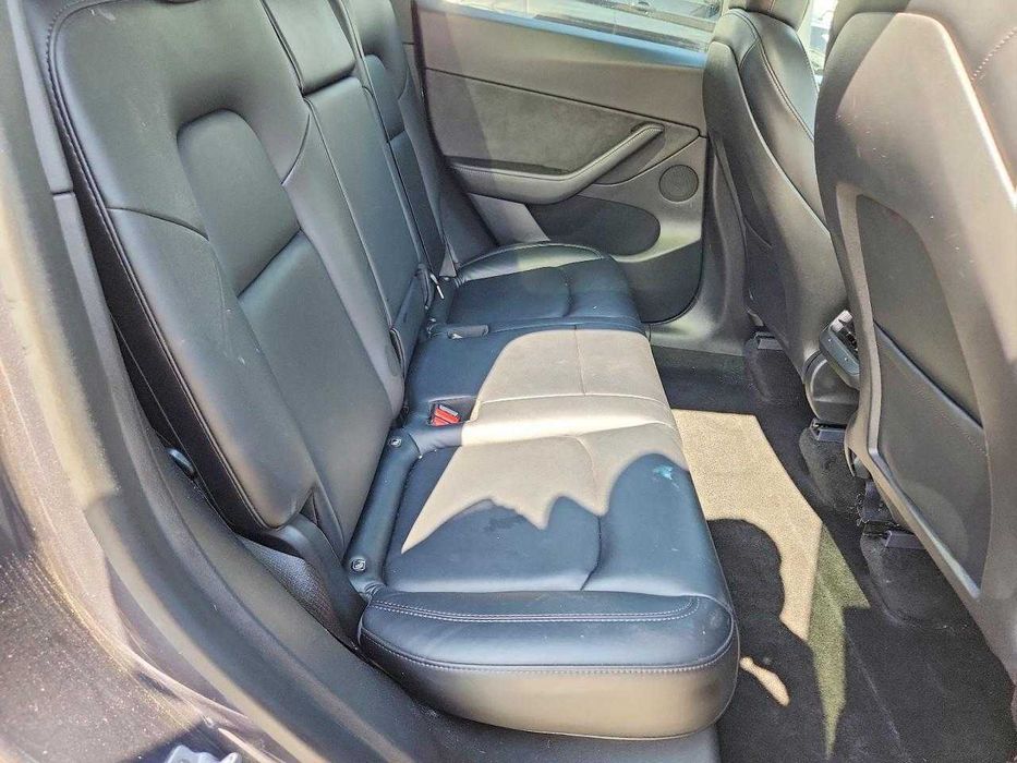 Tesla Model Y 2021;
