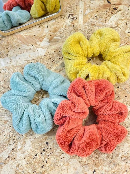 Scrunchies com diferentes cores e texturas