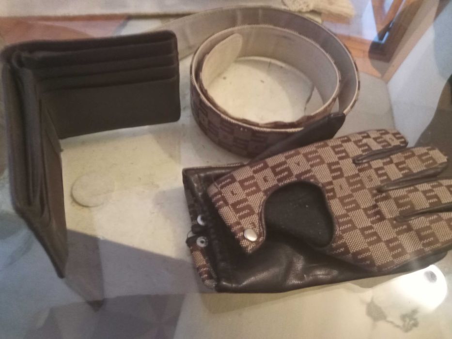 Conjunto da Sisley, carteira,cinto e luvas