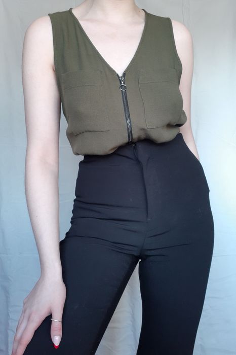 Zielona khaki bluzka bez rekawow z ozdobnym suwakiem 40 L