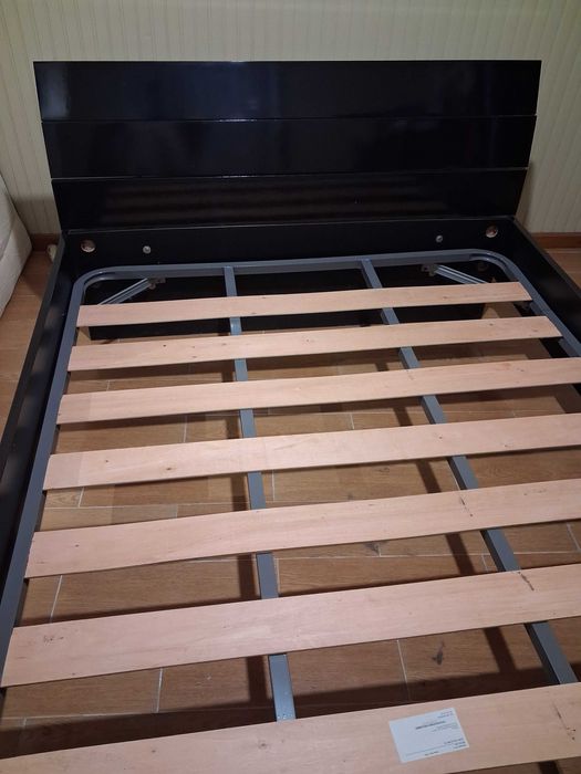 Cama de casal em bom estado