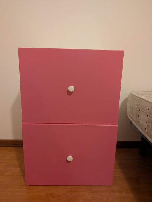 Cama e mesinha de cabeceira