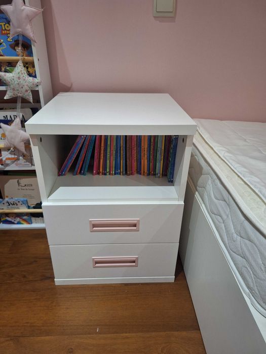 Cómoda e mesinha cabeceira Trama