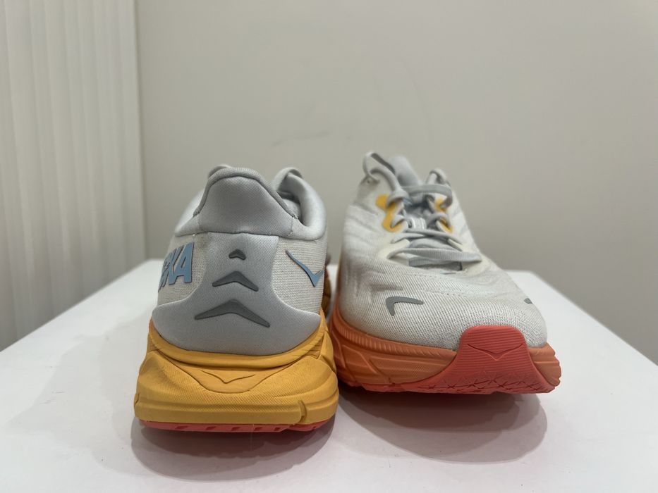 Кросівки Hoka Arahi 6