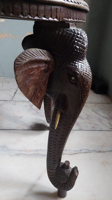 Mesa de pau santo com pernas em forma de elefantes