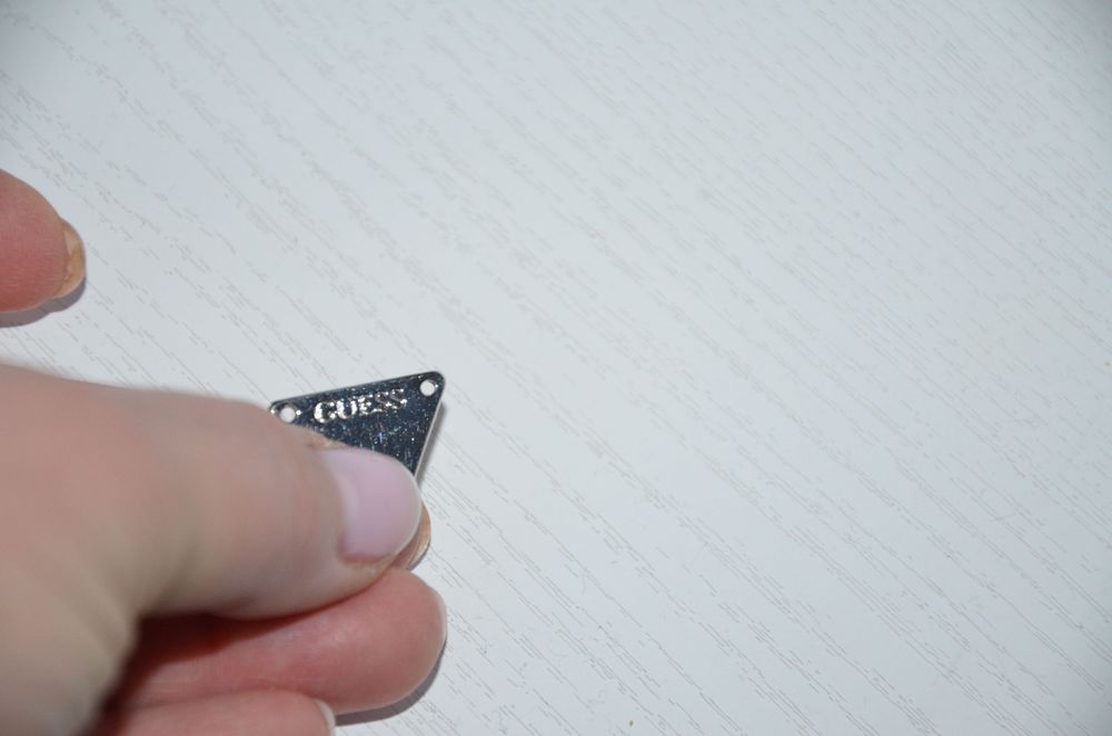 Guess przypinka zawieszka brelok