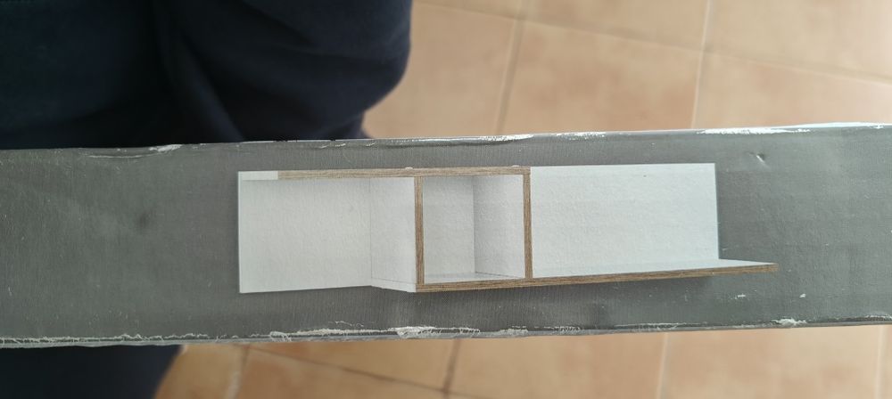 Estante em madeira de parede nova