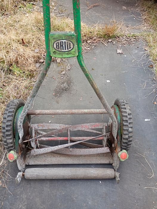Kosiarka ręczna  do trawy porządna na metalowych  częściach .