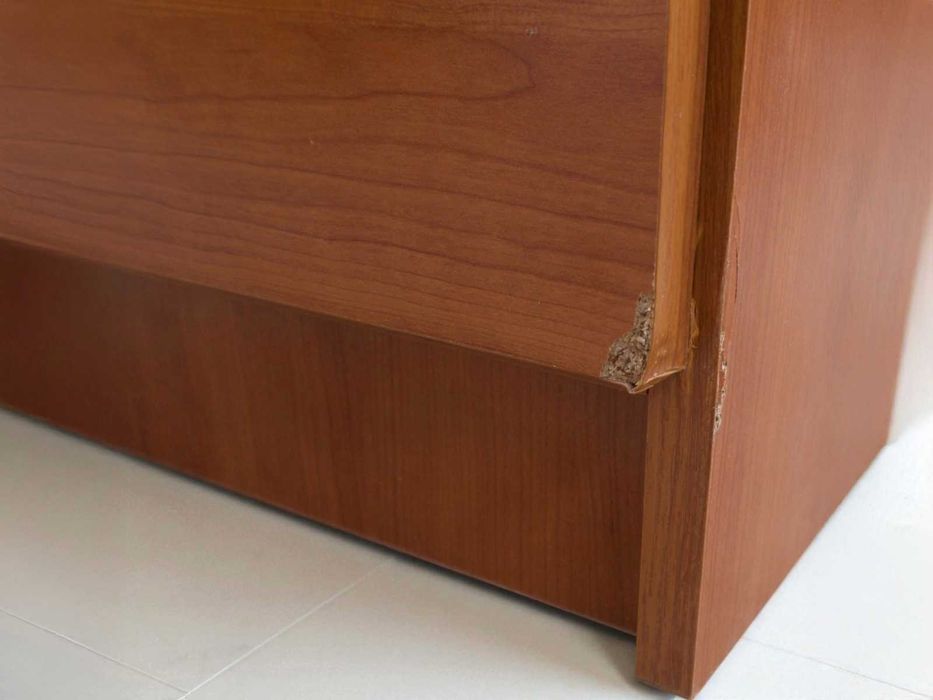 Mesa de Cabeceira com 3 Gavetas em Cerejeira – Com Defeito