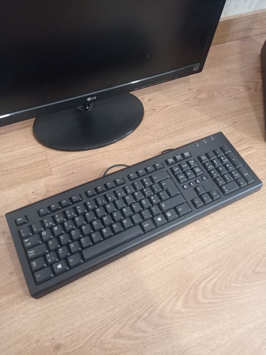 Computador fixo + ecrã+ teclado