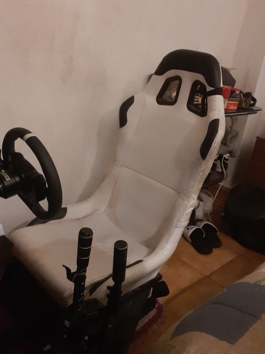 Vendo playseat com todos os extras.