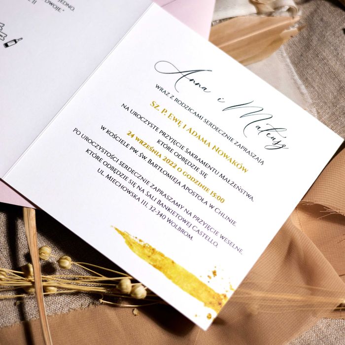 Zaproszenia ślubne ze zdjęciem i złotymi elementami