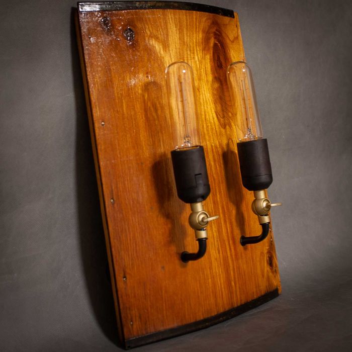 Бра на деревянном основании в стиле лофт с регулировкой освещения.