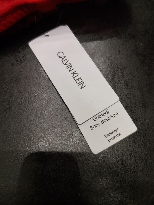Koronkowy biustonosz Calvin Klein w pięknym czerwonym kolorze. TANIEJ!