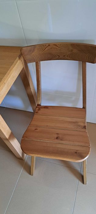Mesa de madeira extensível + 4 cadeiras