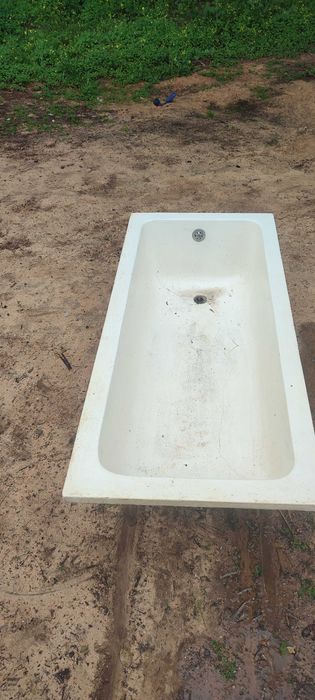 Banheira antiga maciça com pés