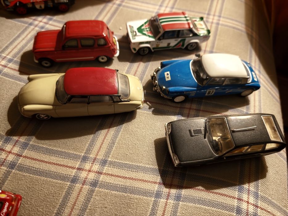 Carros miniaturas  escala1.43 rally só vendo  o conjunto