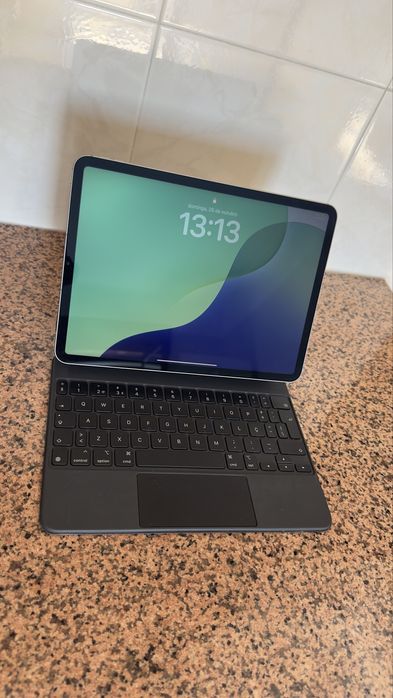 iPad Pro 11" (4th Generation) + Magic Keyboard + Apple Pencil64739418977410121