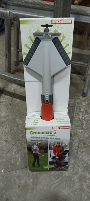 Ручний розкидач піску та добрив