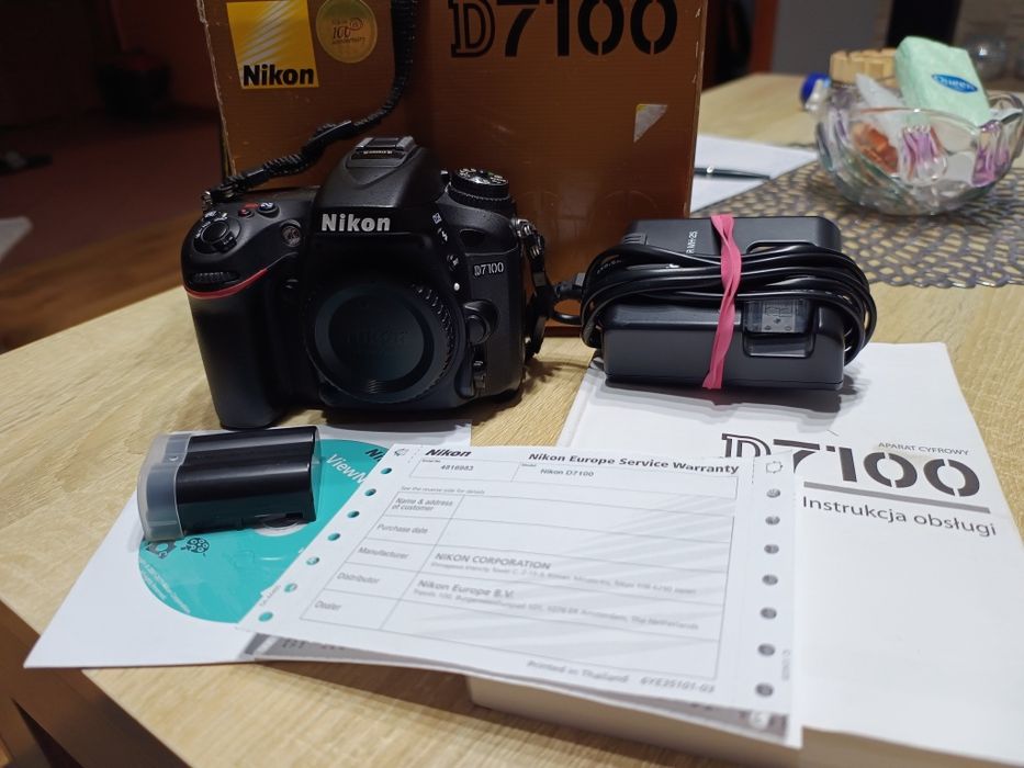 Lustrzanka Nikon D7100. Cały komplet. Stan bardzo dobry. Mały przebieg
