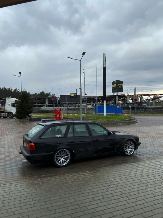 Дві BMW E34 touring m50