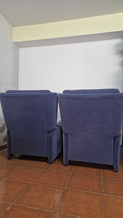 2 poltronas/cadeiras reclináveis estofadas