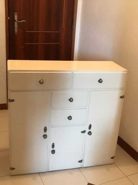 armario em madeira,sólido, vintage,pintado de branco, com muita arrumação , bom para um WC por exemplo, ou até como toucador.