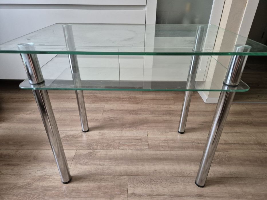 стеклянный обеденный  столик с хромированными ножками