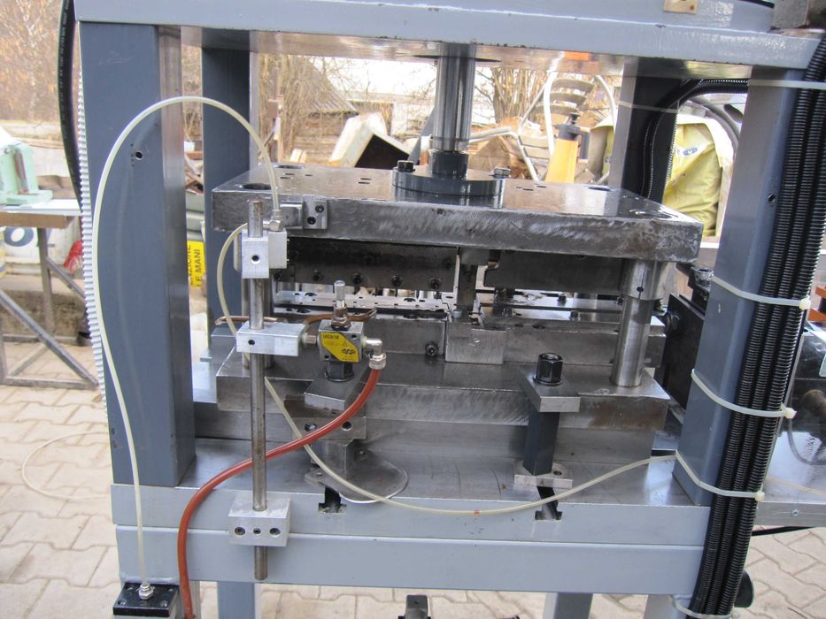 Prasa hydrauliczna wykrawarka posuw